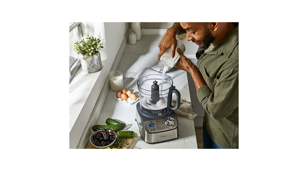 kenwood 13-in-1 multipro express weight+ food processor 3L feature 2 man using the processor as a weighing scale